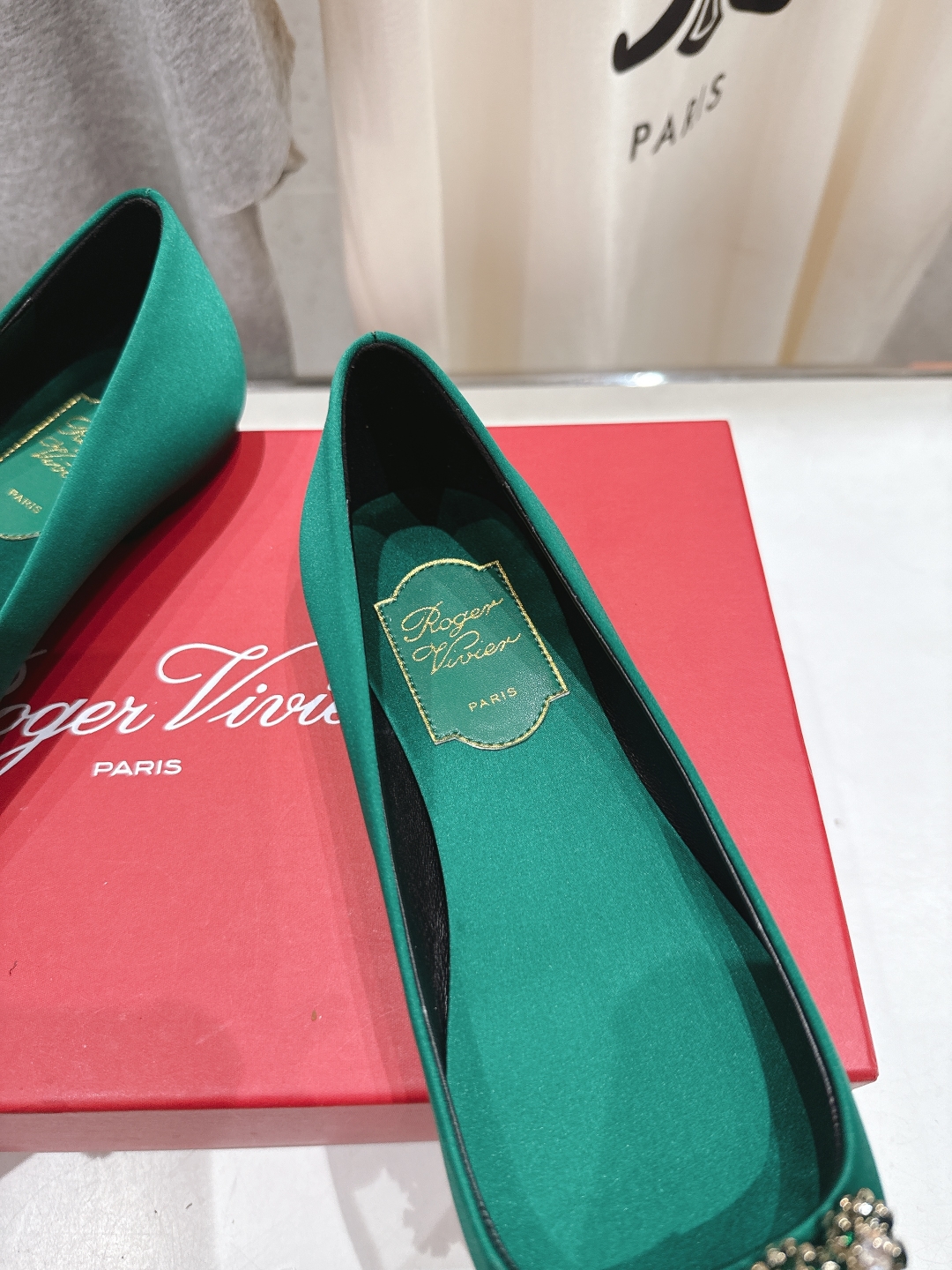 高版本出厂
 Roger vivier RV2025ss新款玛丽珍钻扣尖头平底鞋单鞋
上脚超好看的一款高