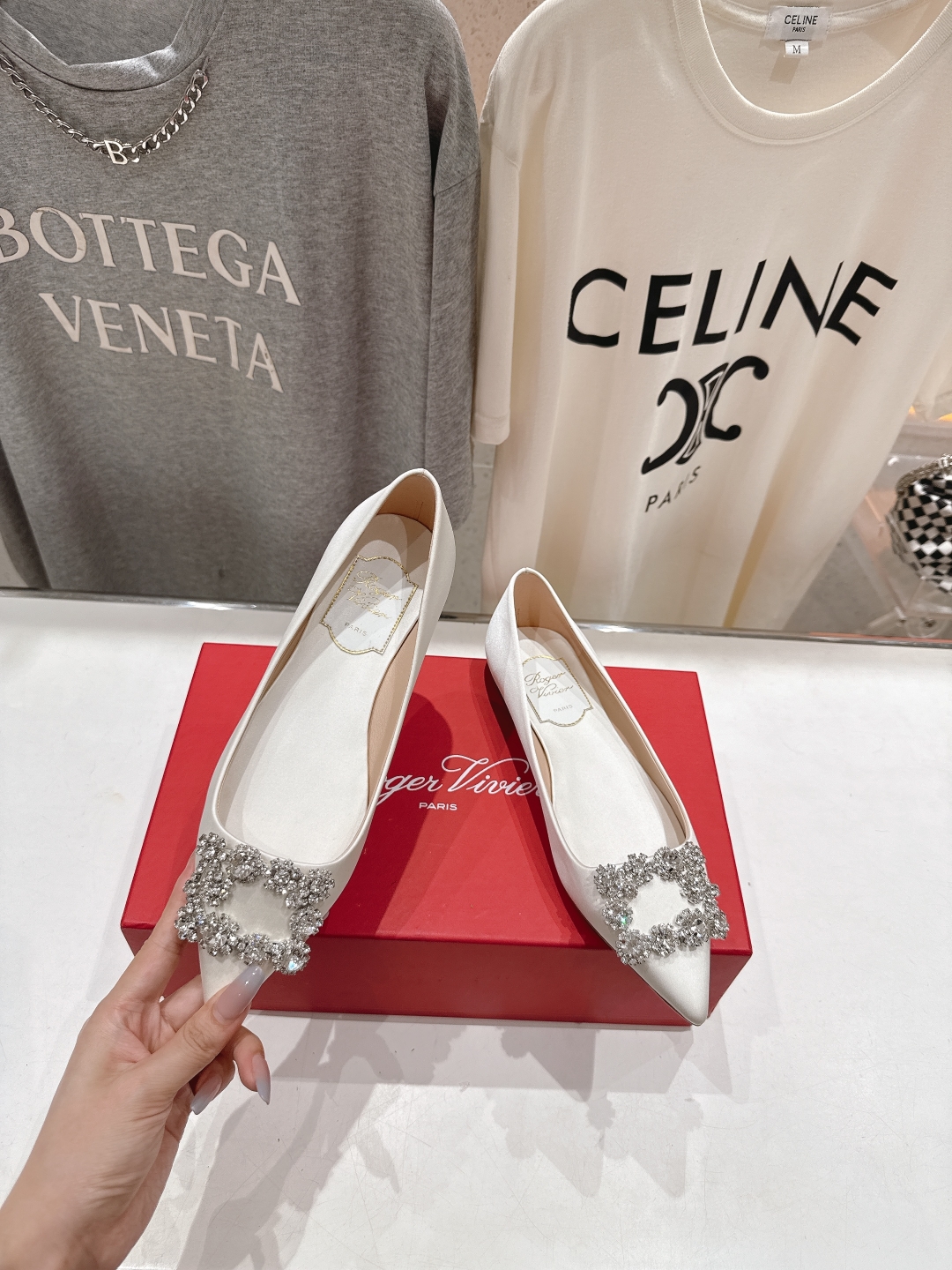 高版本出厂
 Roger vivier RV2025ss新款玛丽珍钻扣尖头平底鞋单鞋
上脚超好看的一款高