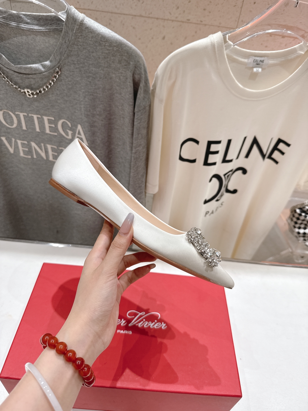 高版本出厂
 Roger vivier RV2025ss新款玛丽珍钻扣尖头平底鞋单鞋
上脚超好看的一款高
