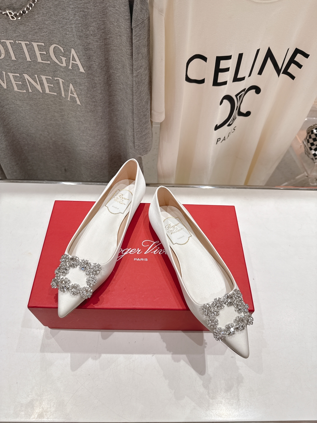 高版本出厂
 Roger vivier RV2025ss新款玛丽珍钻扣尖头平底鞋单鞋
上脚超好看的一款高