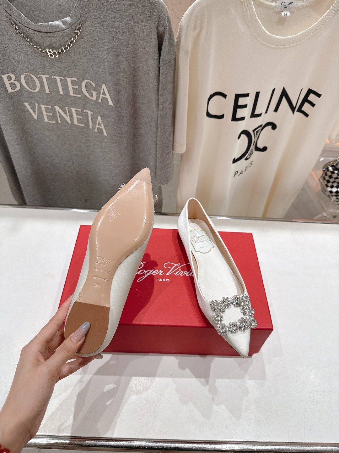 高版本出厂
 Roger vivier RV2025ss新款玛丽珍钻扣尖头平底鞋单鞋
上脚超好看的一款高