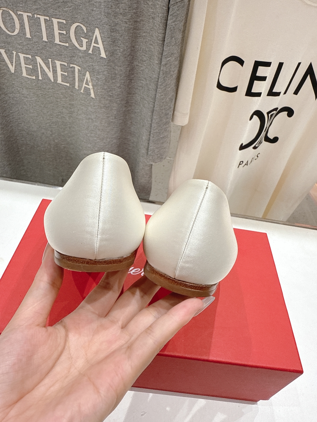 高版本出厂
 Roger vivier RV2025ss新款玛丽珍钻扣尖头平底鞋单鞋
上脚超好看的一款高