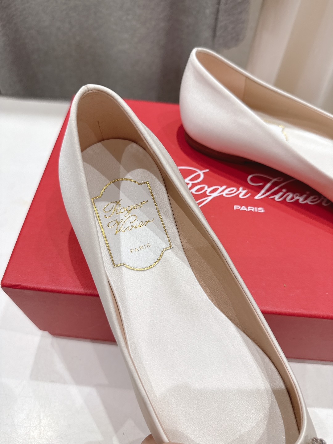 高版本出厂
 Roger vivier RV2025ss新款玛丽珍钻扣尖头平底鞋单鞋
上脚超好看的一款高