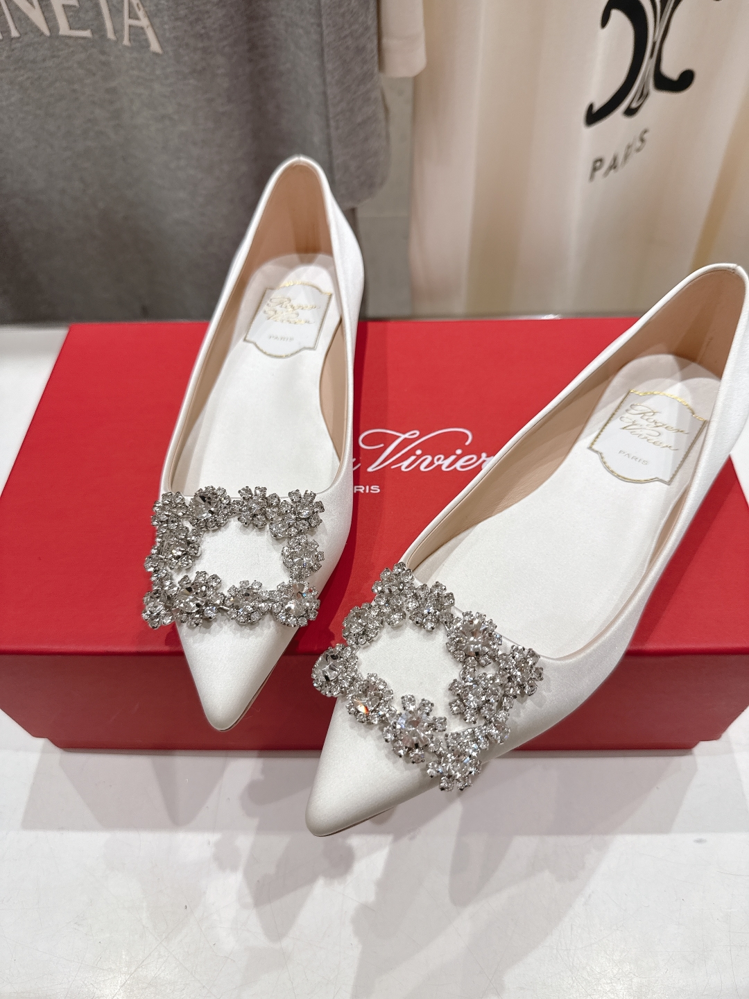 高版本出厂
 Roger vivier RV2025ss新款玛丽珍钻扣尖头平底鞋单鞋
上脚超好看的一款高