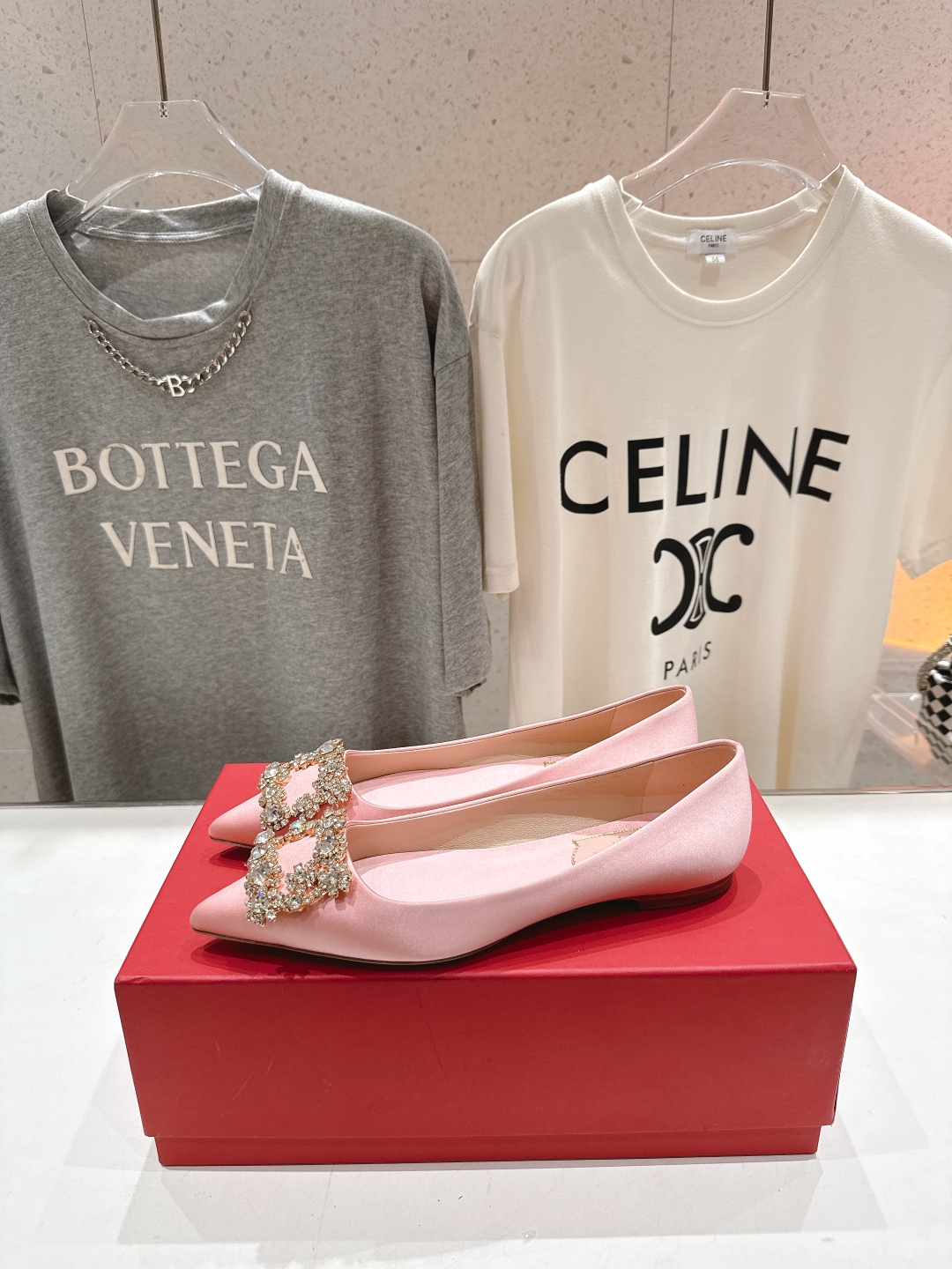 高版本出厂
 Roger vivier RV2025ss新款玛丽珍钻扣尖头平底鞋单鞋
上脚超好看的一款高