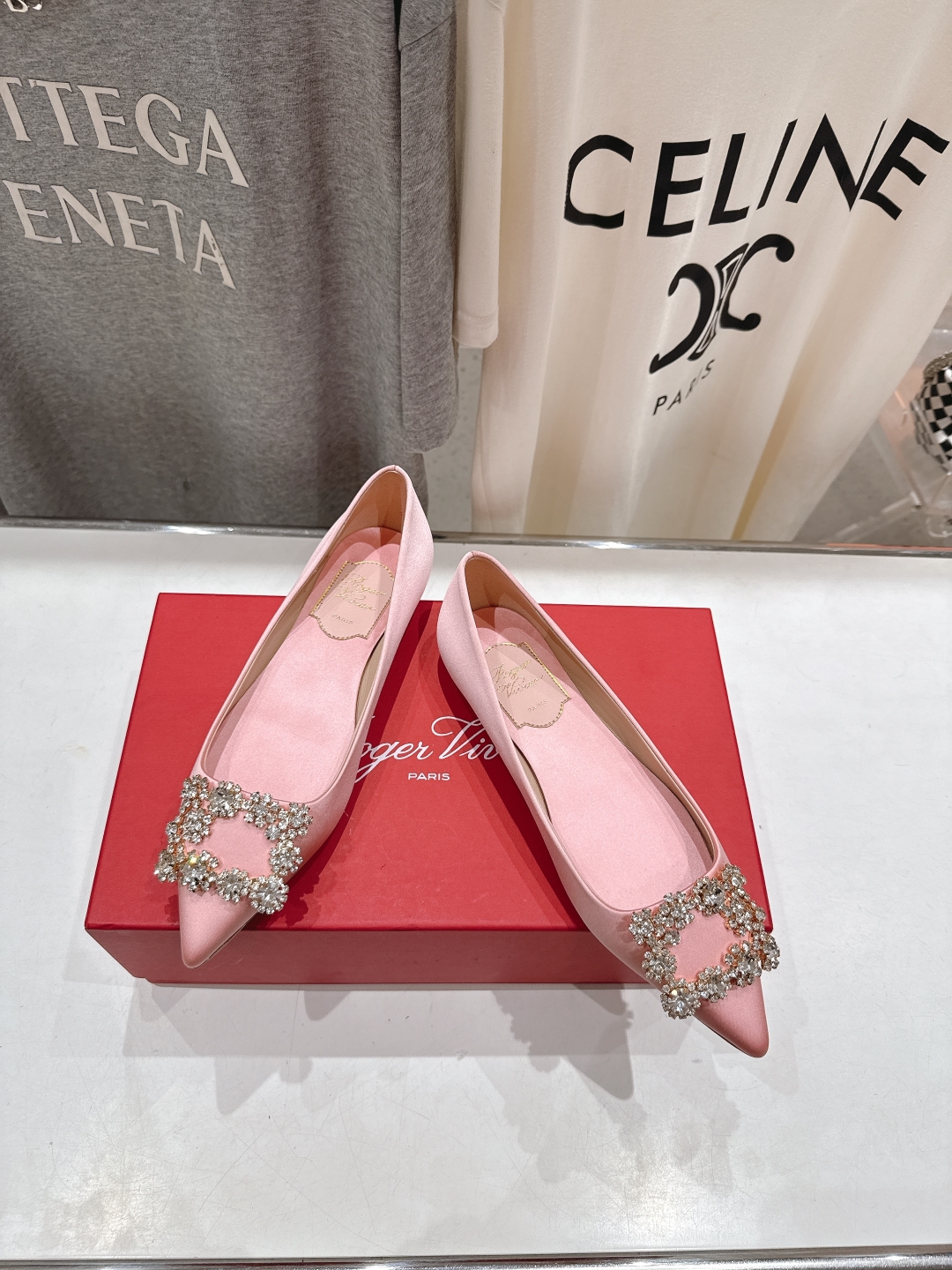 高版本出厂
 Roger vivier RV2025ss新款玛丽珍钻扣尖头平底鞋单鞋
上脚超好看的一款高