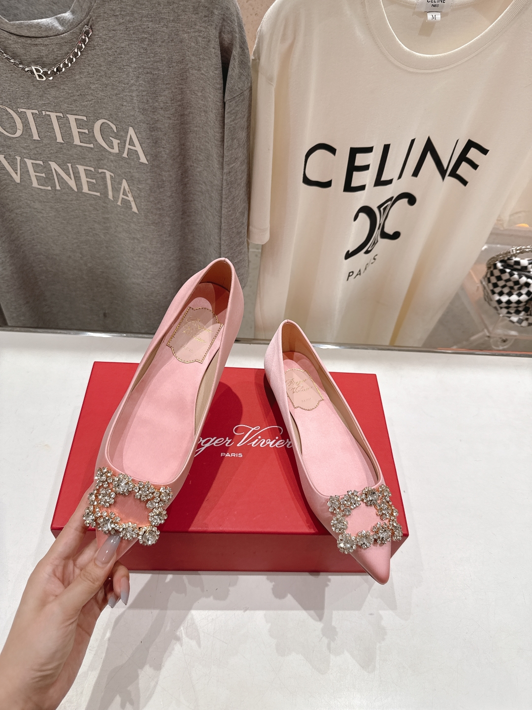 高版本出厂
 Roger vivier RV2025ss新款玛丽珍钻扣尖头平底鞋单鞋
上脚超好看的一款高