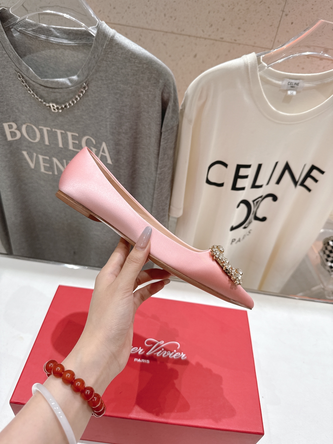 高版本出厂
 Roger vivier RV2025ss新款玛丽珍钻扣尖头平底鞋单鞋
上脚超好看的一款高
