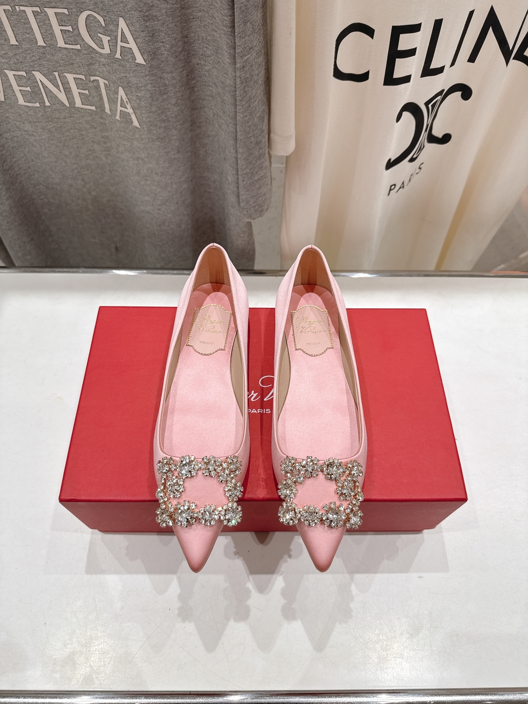 高版本出厂
 Roger vivier RV2025ss新款玛丽珍钻扣尖头平底鞋单鞋
上脚超好看的一款高
