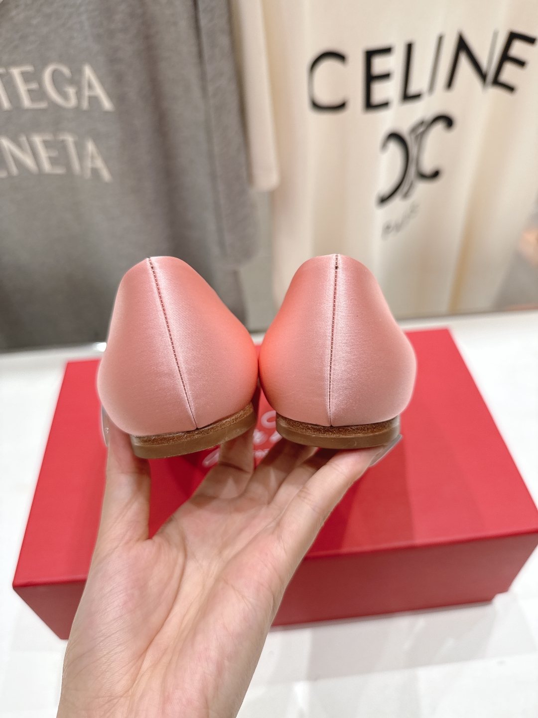 高版本出厂
 Roger vivier RV2025ss新款玛丽珍钻扣尖头平底鞋单鞋
上脚超好看的一款高
