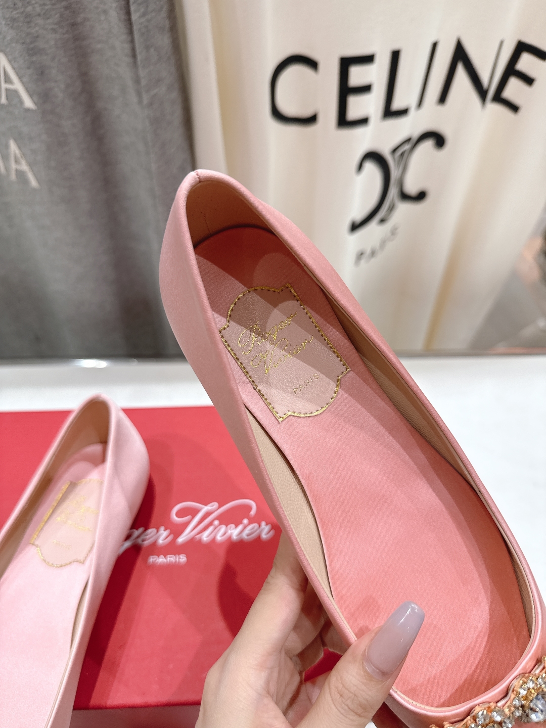 高版本出厂
 Roger vivier RV2025ss新款玛丽珍钻扣尖头平底鞋单鞋
上脚超好看的一款高