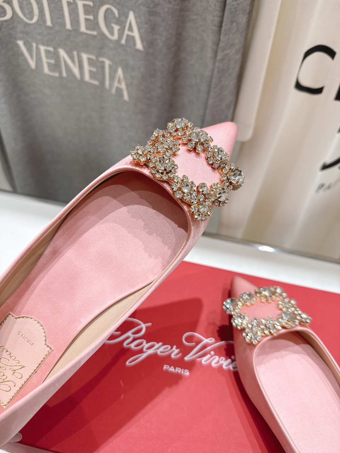 高版本出厂
 Roger vivier RV2025ss新款玛丽珍钻扣尖头平底鞋单鞋
上脚超好看的一款高