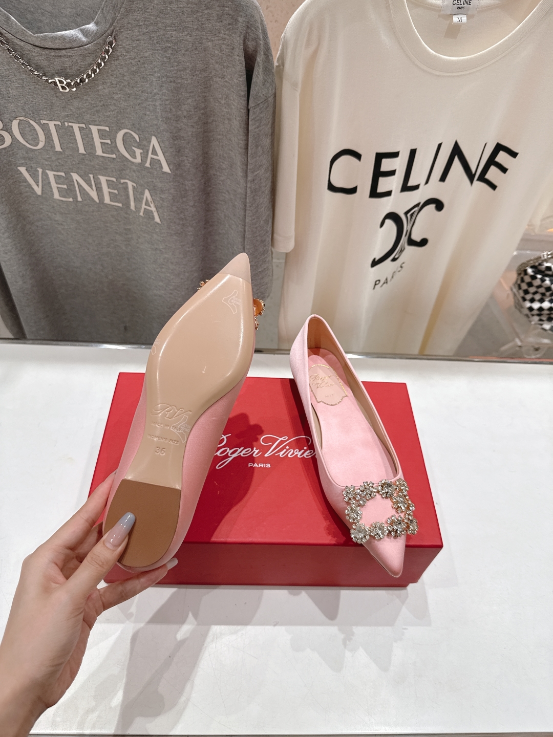高版本出厂
 Roger vivier RV2025ss新款玛丽珍钻扣尖头平底鞋单鞋
上脚超好看的一款高