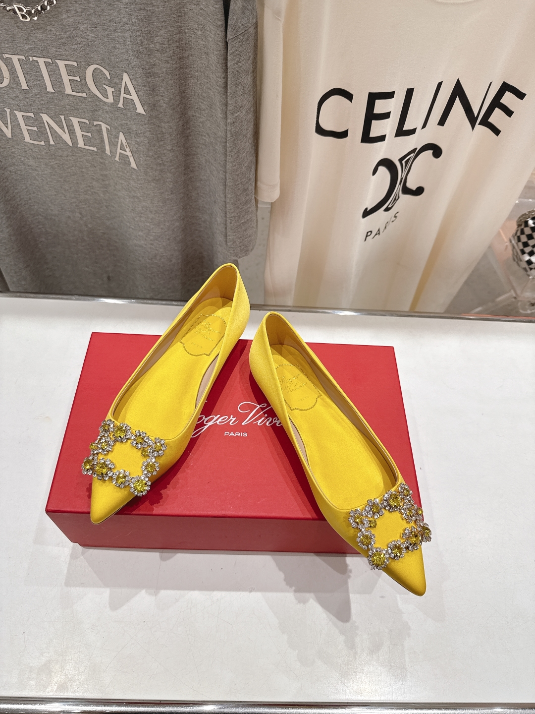 高版本出厂
 Roger vivier RV2025ss新款玛丽珍钻扣尖头平底鞋单鞋
上脚超好看的一款高