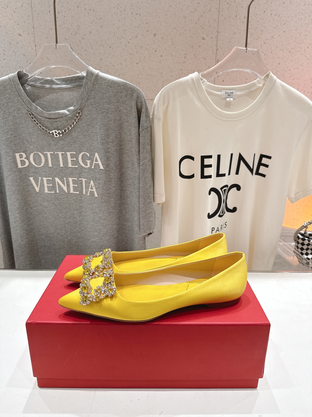 高版本出厂
 Roger vivier RV2025ss新款玛丽珍钻扣尖头平底鞋单鞋
上脚超好看的一款高
