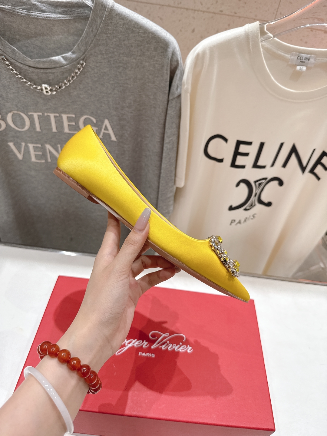 高版本出厂
 Roger vivier RV2025ss新款玛丽珍钻扣尖头平底鞋单鞋
上脚超好看的一款高