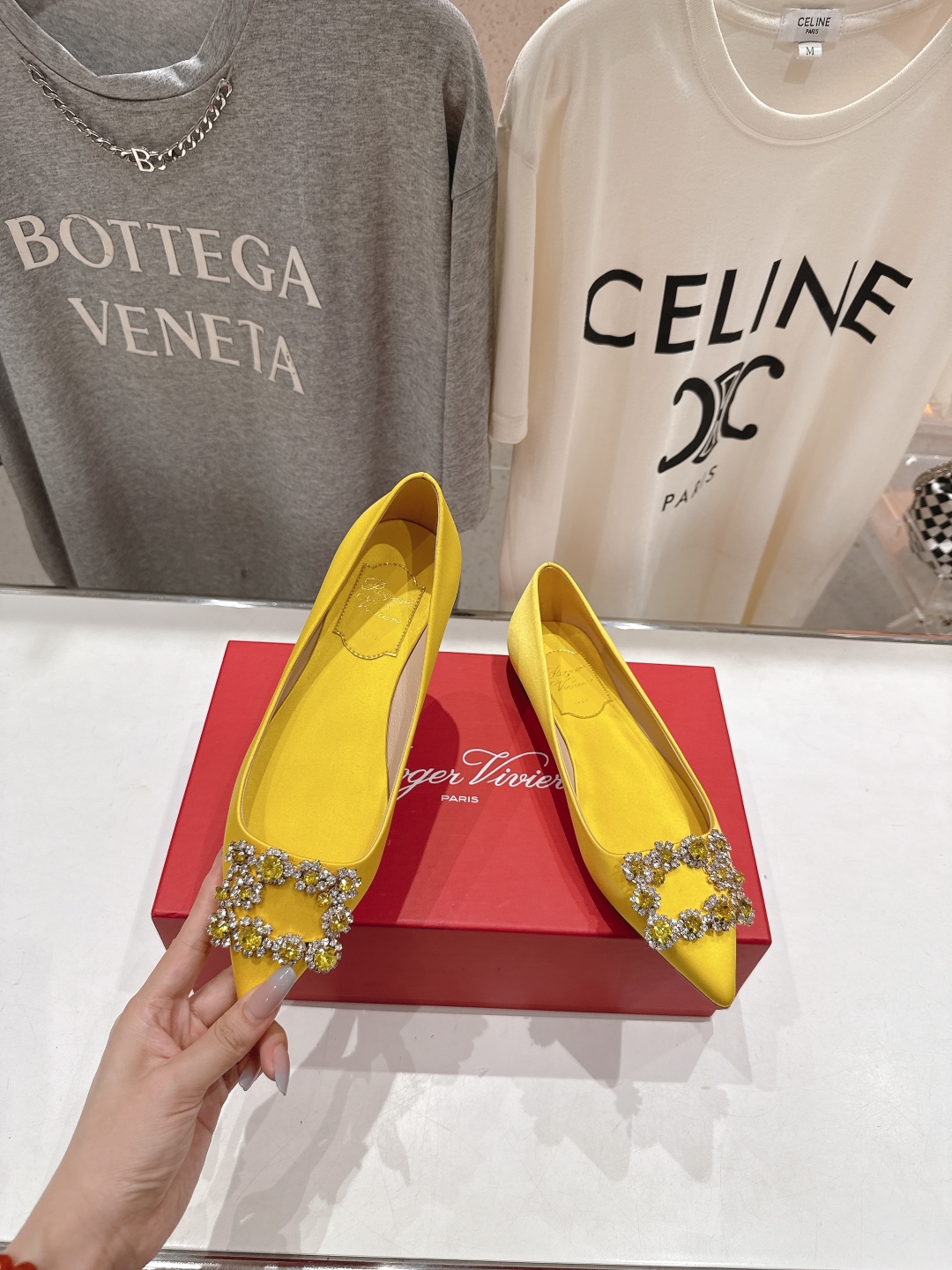 高版本出厂
 Roger vivier RV2025ss新款玛丽珍钻扣尖头平底鞋单鞋
上脚超好看的一款高