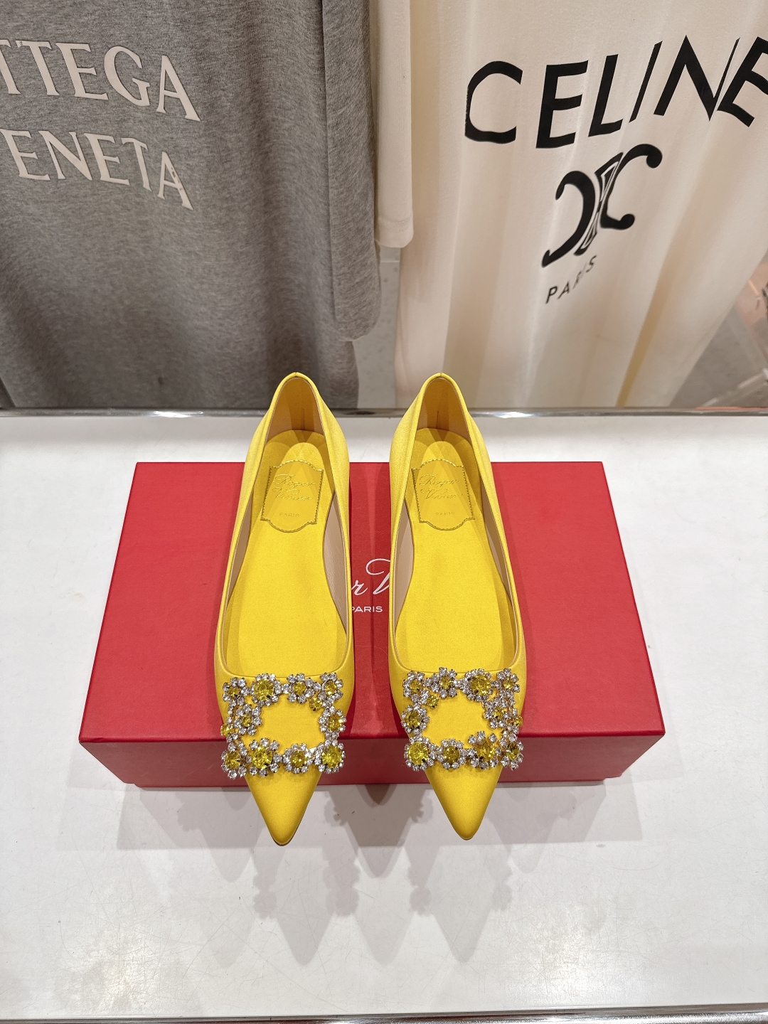 高版本出厂
 Roger vivier RV2025ss新款玛丽珍钻扣尖头平底鞋单鞋
上脚超好看的一款高