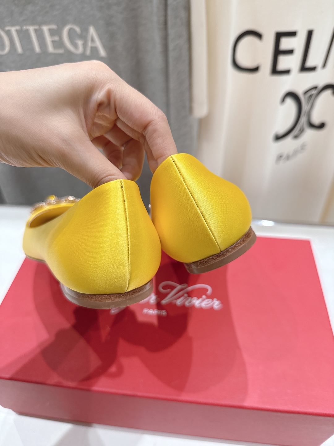 高版本出厂
 Roger vivier RV2025ss新款玛丽珍钻扣尖头平底鞋单鞋
上脚超好看的一款高