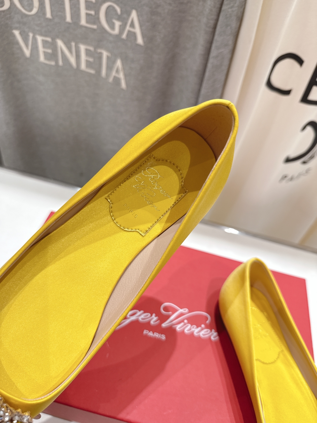 高版本出厂
 Roger vivier RV2025ss新款玛丽珍钻扣尖头平底鞋单鞋
上脚超好看的一款高