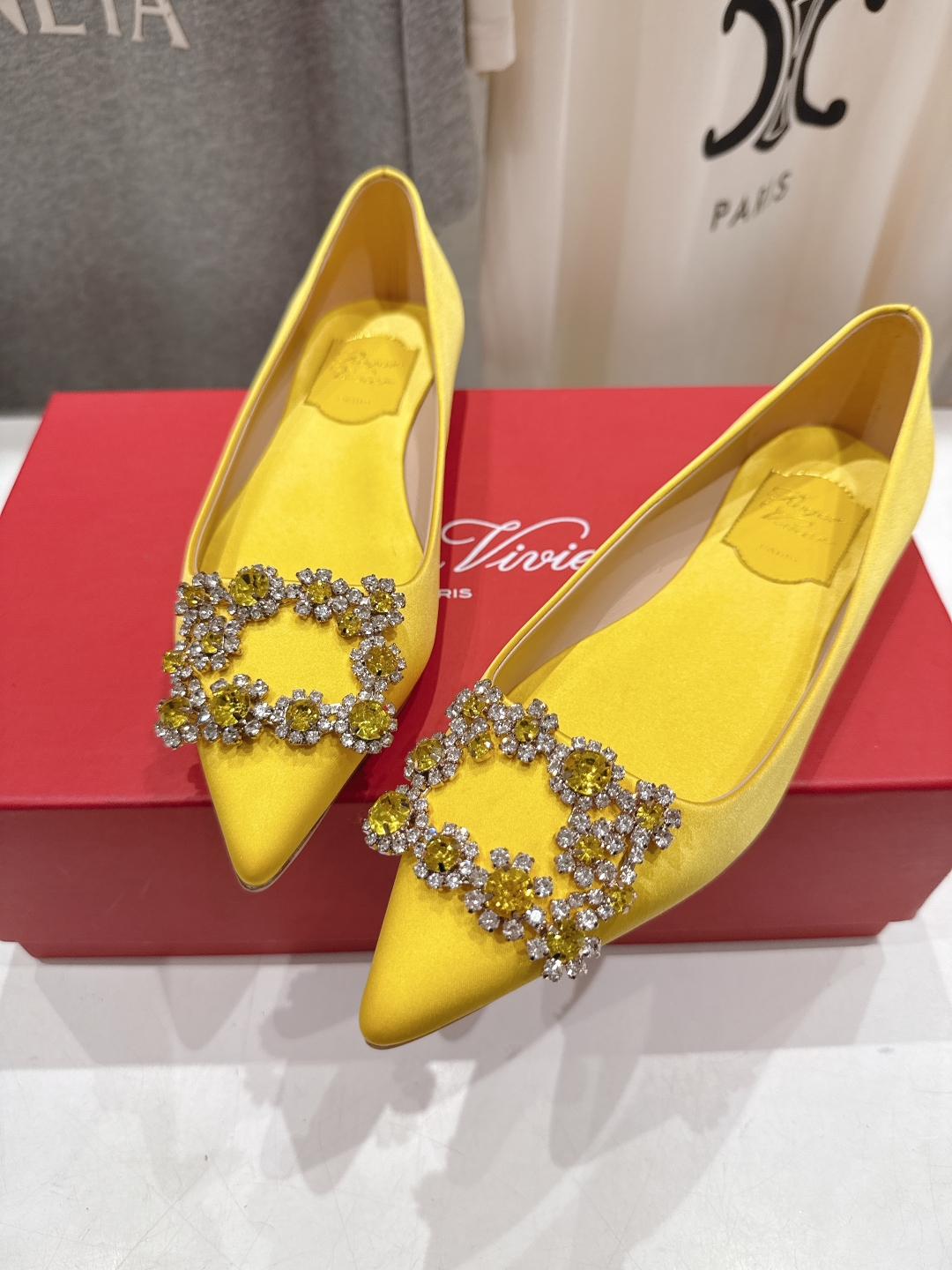 高版本出厂
 Roger vivier RV2025ss新款玛丽珍钻扣尖头平底鞋单鞋
上脚超好看的一款高