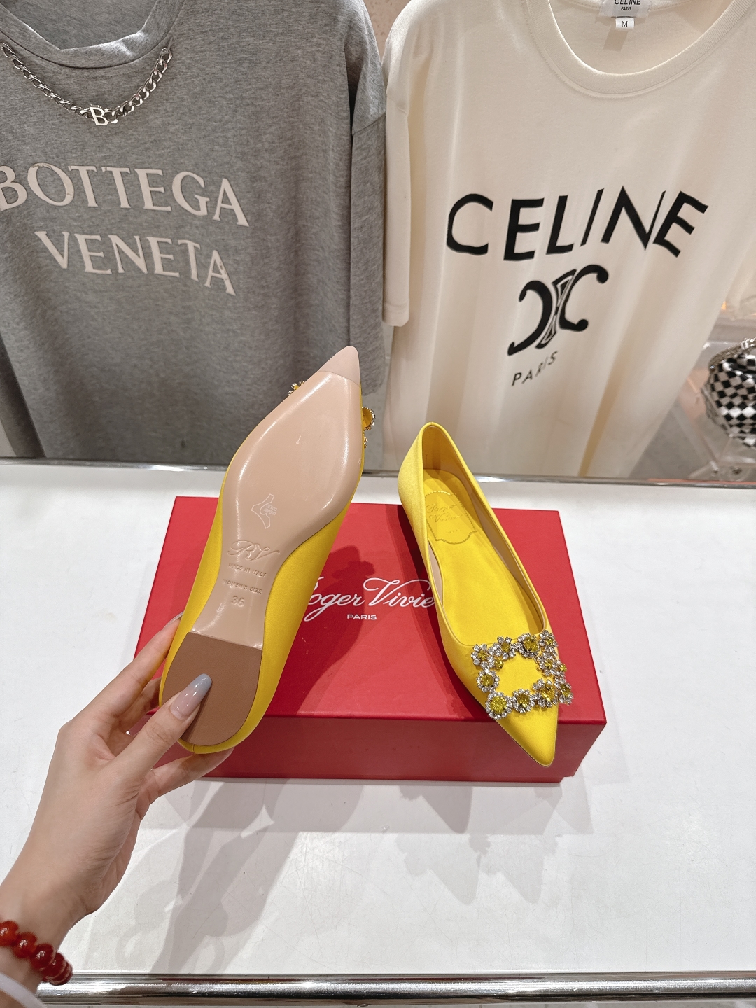 高版本出厂
 Roger vivier RV2025ss新款玛丽珍钻扣尖头平底鞋单鞋
上脚超好看的一款高