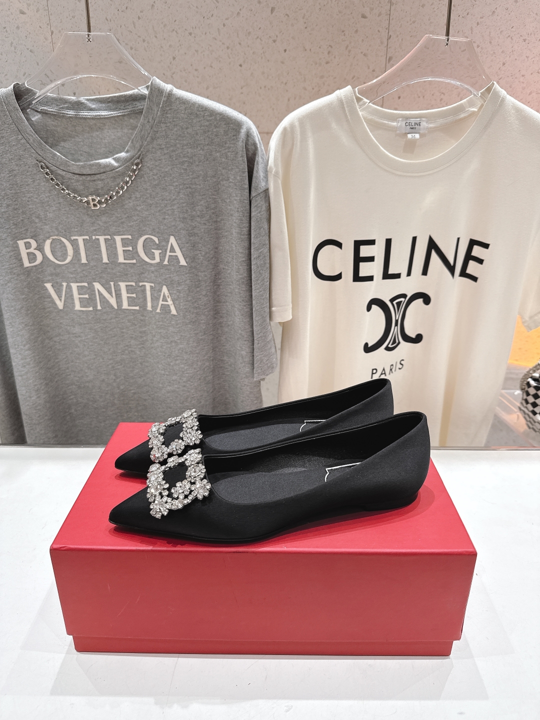 高版本出厂
 Roger vivier RV2025ss新款玛丽珍钻扣尖头平底鞋单鞋
上脚超好看的一款高