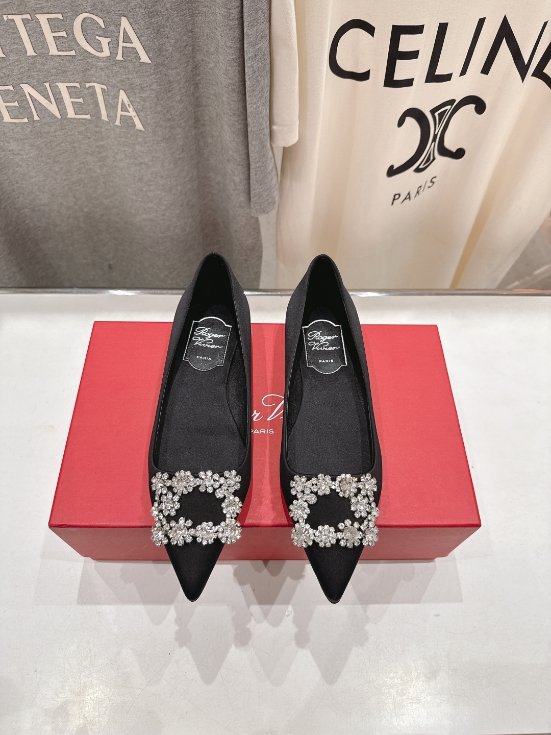 高版本出厂
 Roger vivier RV2025ss新款玛丽珍钻扣尖头平底鞋单鞋
上脚超好看的一款高
