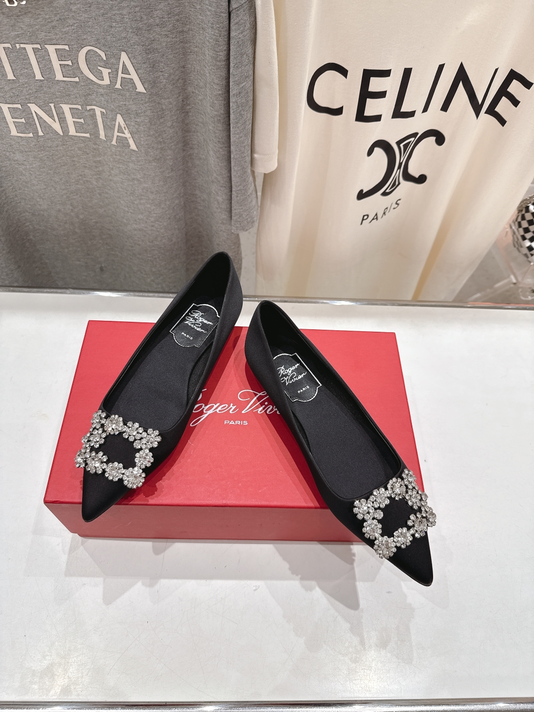 高版本出厂
 Roger vivier RV2025ss新款玛丽珍钻扣尖头平底鞋单鞋
上脚超好看的一款高