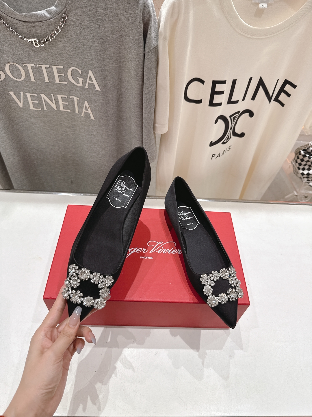 高版本出厂
 Roger vivier RV2025ss新款玛丽珍钻扣尖头平底鞋单鞋
上脚超好看的一款高