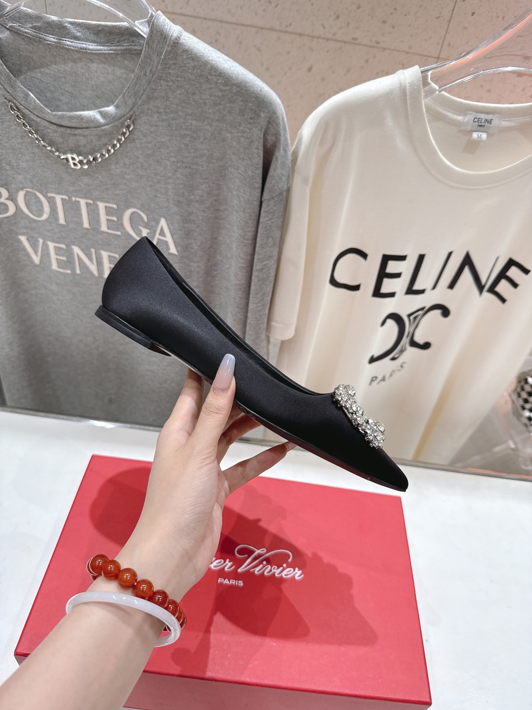 高版本出厂
 Roger vivier RV2025ss新款玛丽珍钻扣尖头平底鞋单鞋
上脚超好看的一款高