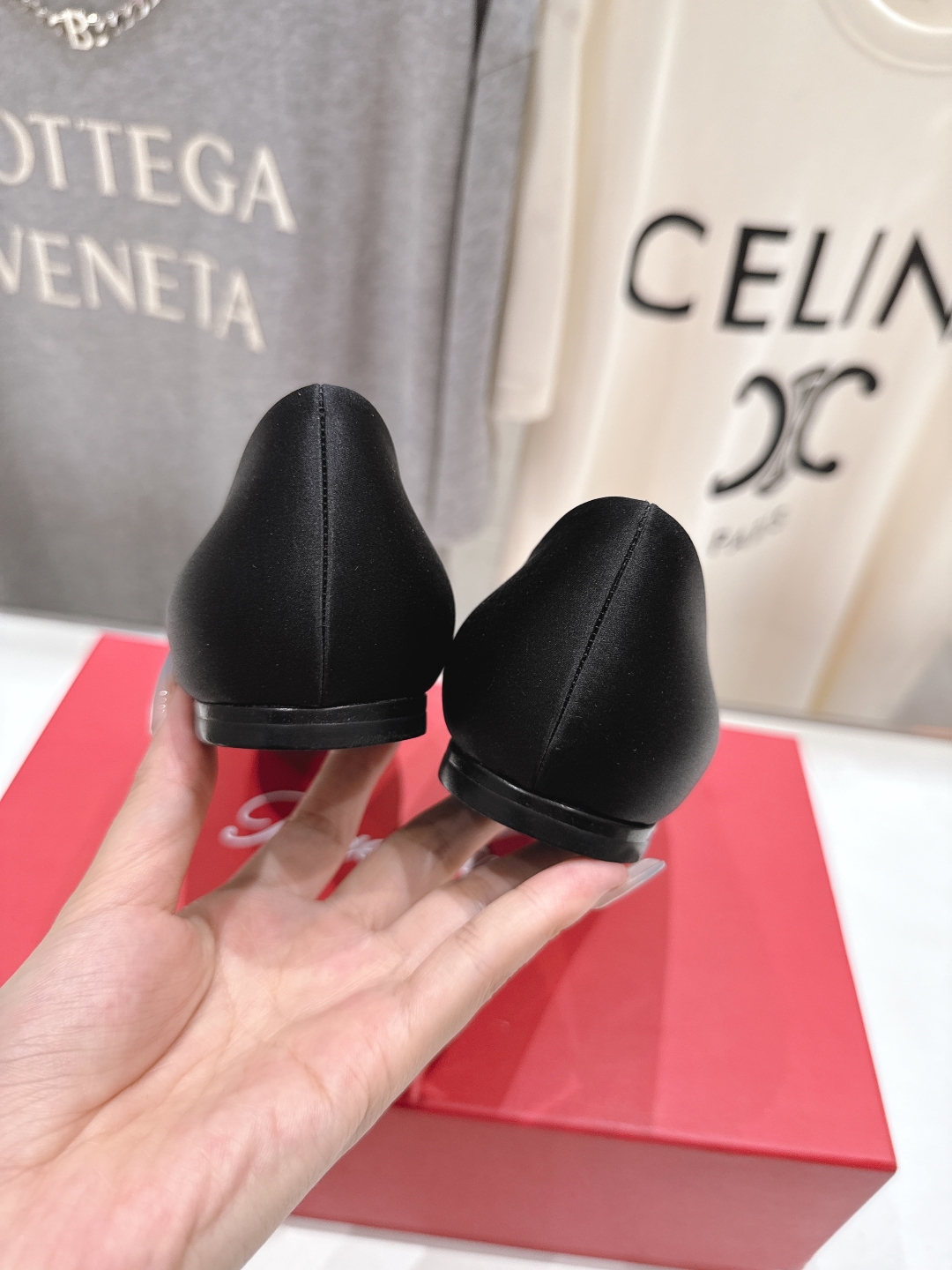 高版本出厂
 Roger vivier RV2025ss新款玛丽珍钻扣尖头平底鞋单鞋
上脚超好看的一款高