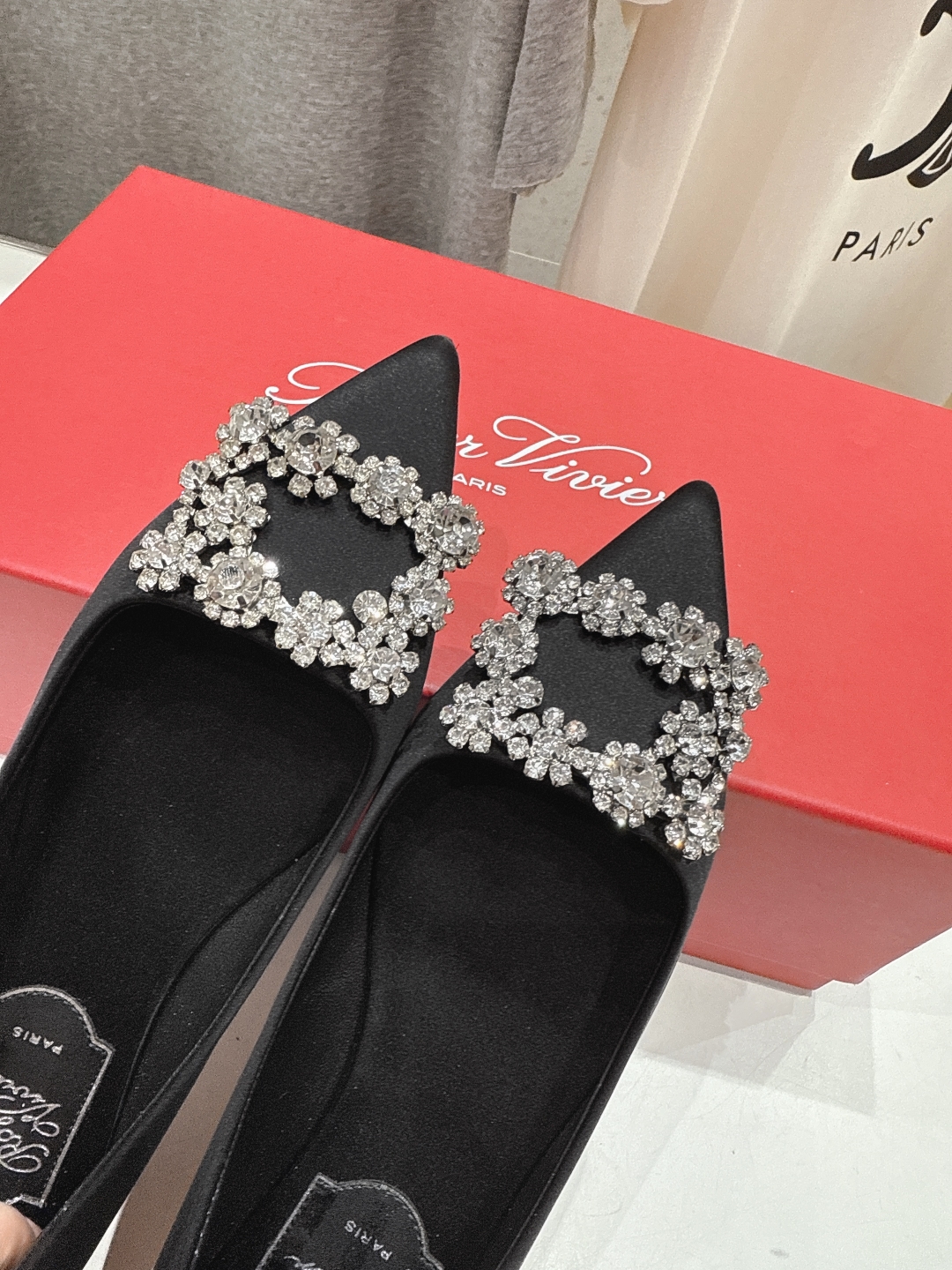 高版本出厂
 Roger vivier RV2025ss新款玛丽珍钻扣尖头平底鞋单鞋
上脚超好看的一款高