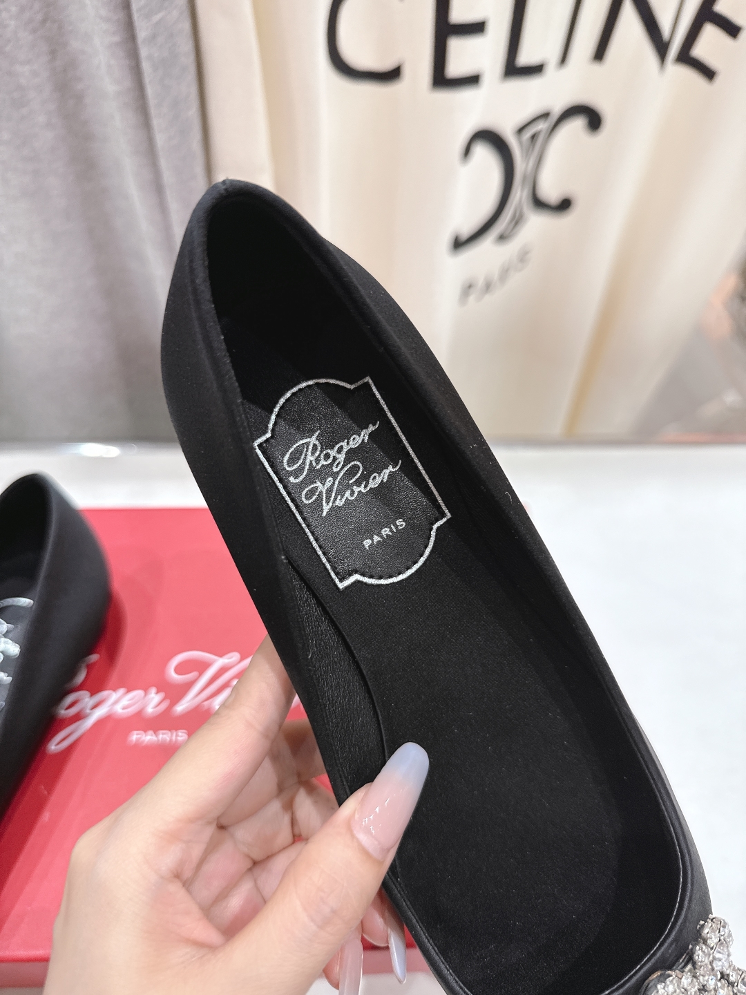 高版本出厂
 Roger vivier RV2025ss新款玛丽珍钻扣尖头平底鞋单鞋
上脚超好看的一款高