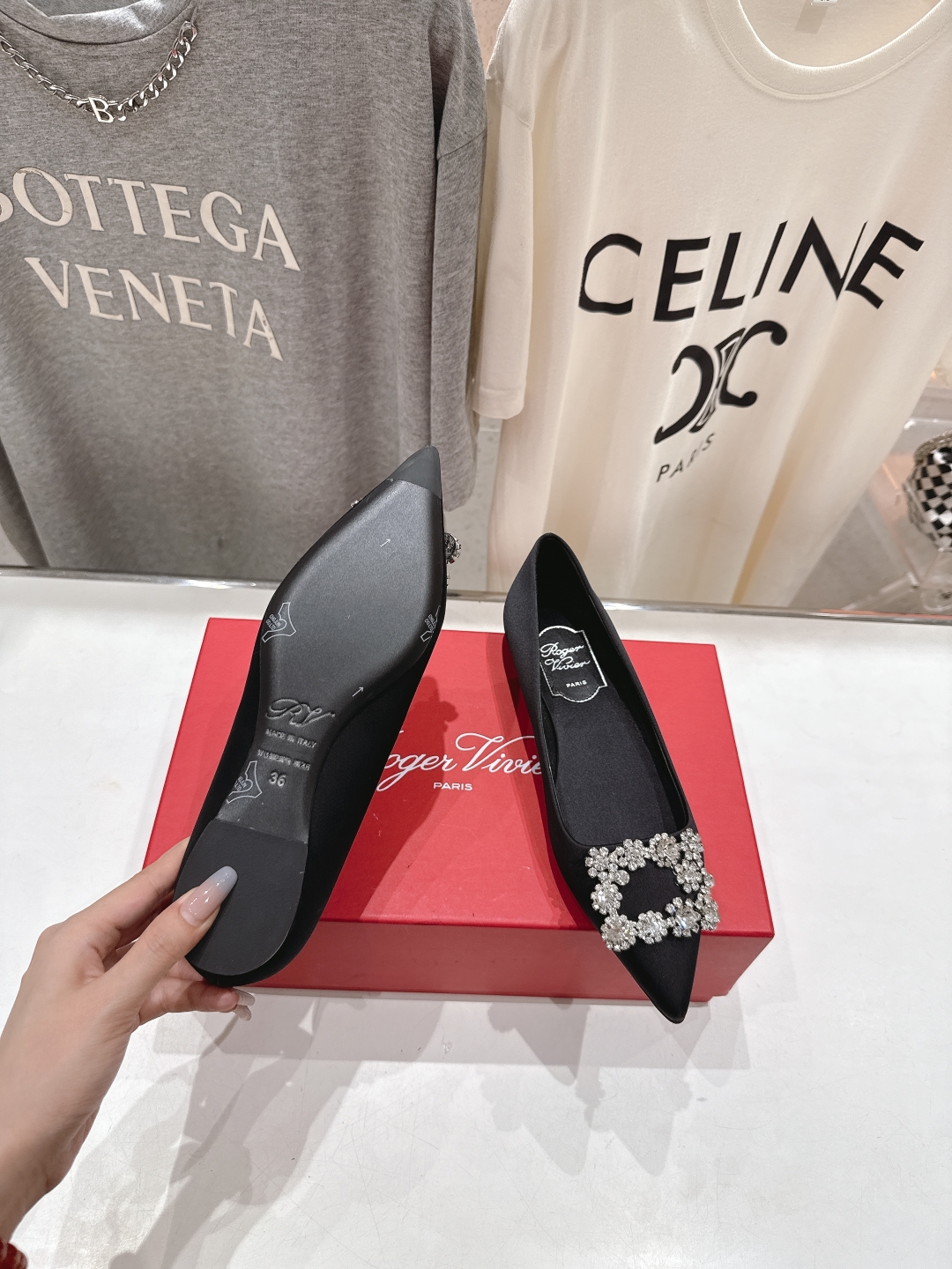 高版本出厂
 Roger vivier RV2025ss新款玛丽珍钻扣尖头平底鞋单鞋
上脚超好看的一款高