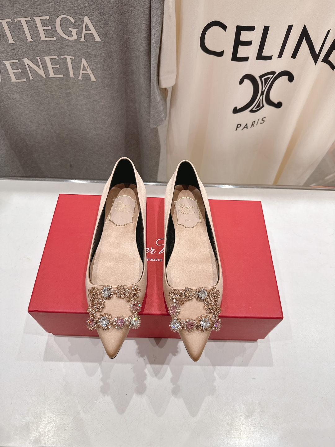 高版本出厂
 Roger vivier RV2025ss新款玛丽珍钻扣尖头平底鞋单鞋
上脚超好看的一款高
