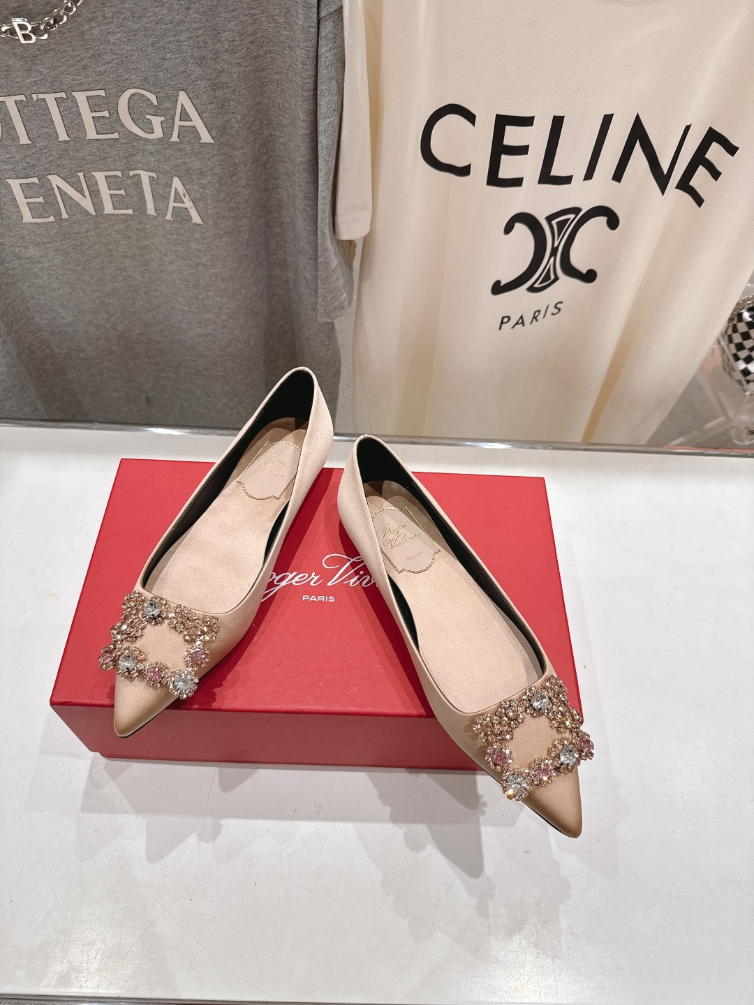 高版本出厂
 Roger vivier RV2025ss新款玛丽珍钻扣尖头平底鞋单鞋
上脚超好看的一款高