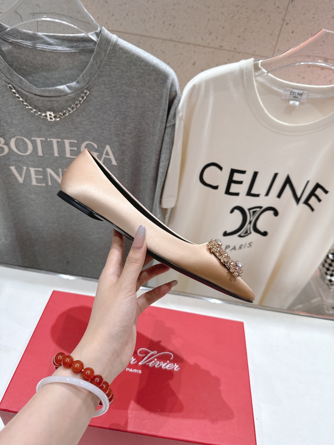 高版本出厂
 Roger vivier RV2025ss新款玛丽珍钻扣尖头平底鞋单鞋
上脚超好看的一款高
