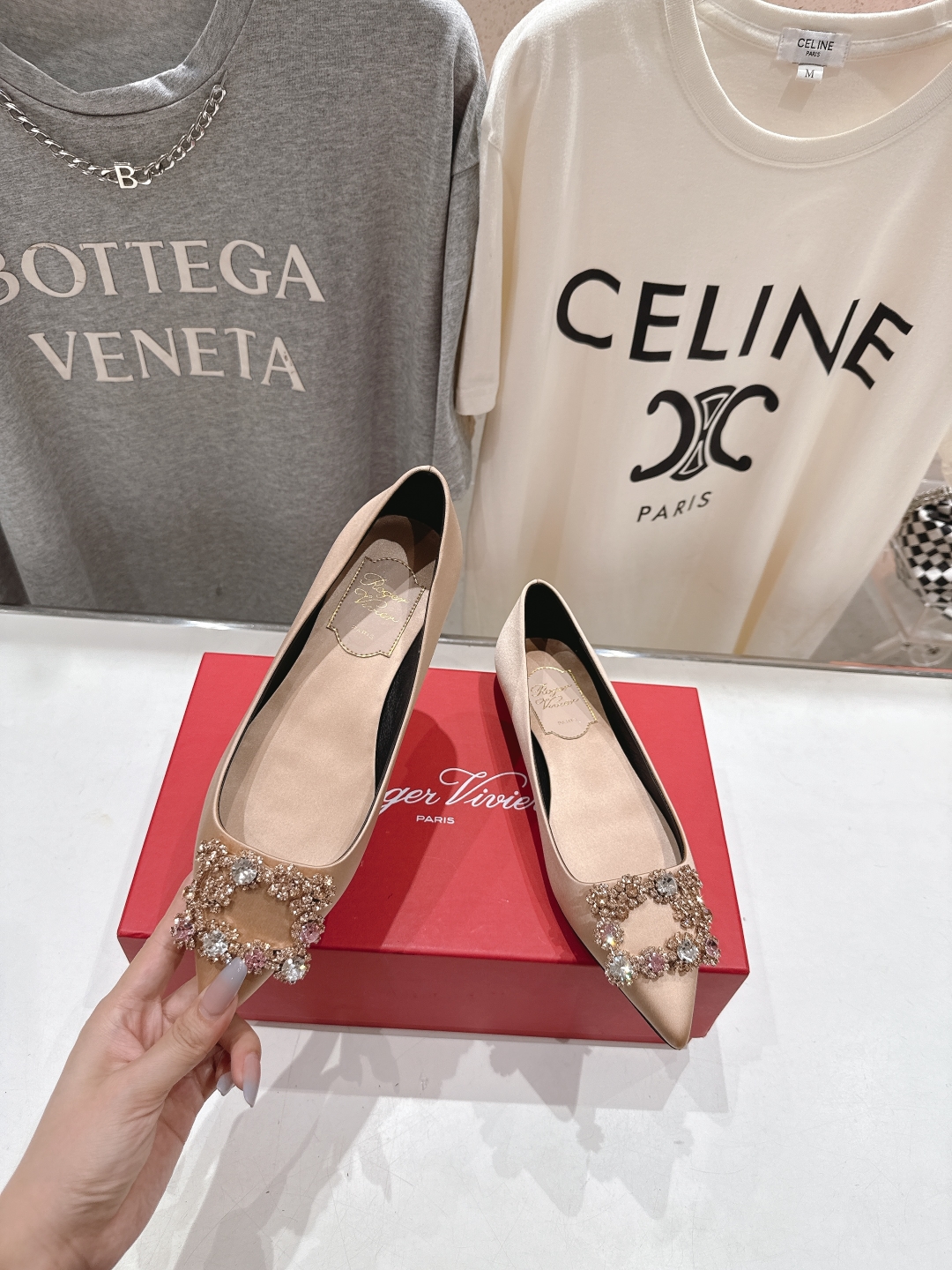 高版本出厂
 Roger vivier RV2025ss新款玛丽珍钻扣尖头平底鞋单鞋
上脚超好看的一款高