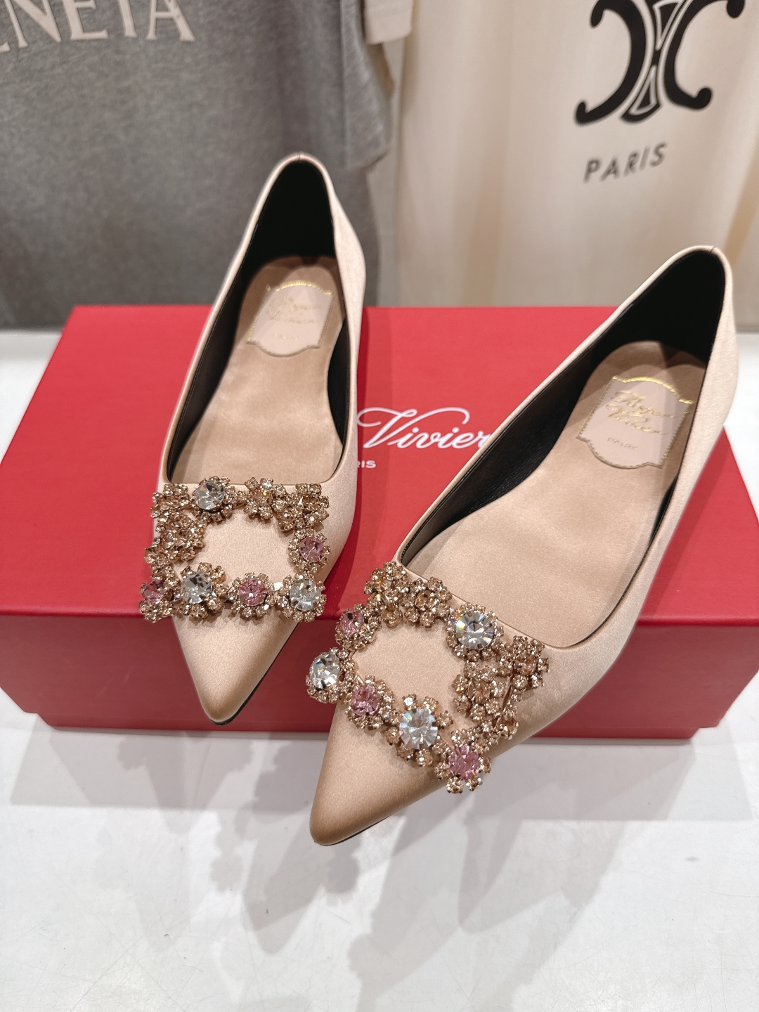 高版本出厂
 Roger vivier RV2025ss新款玛丽珍钻扣尖头平底鞋单鞋
上脚超好看的一款高
