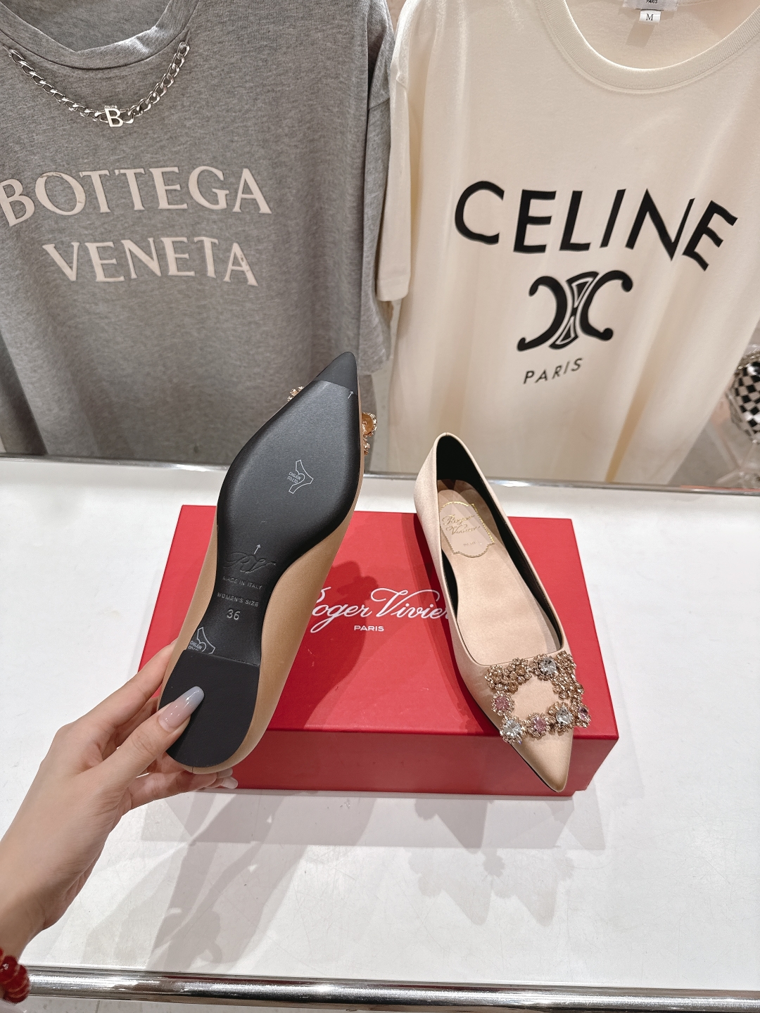 高版本出厂
 Roger vivier RV2025ss新款玛丽珍钻扣尖头平底鞋单鞋
上脚超好看的一款高