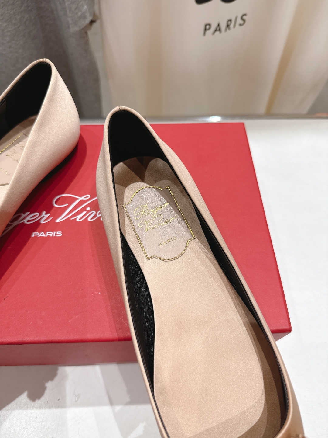 高版本出厂
 Roger vivier RV2025ss新款玛丽珍钻扣尖头平底鞋单鞋
上脚超好看的一款高
