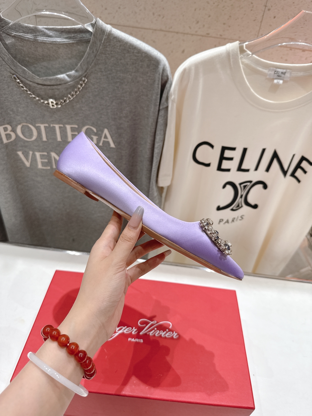 高版本出厂
 Roger vivier RV2025ss新款玛丽珍钻扣尖头平底鞋单鞋
上脚超好看的一款高