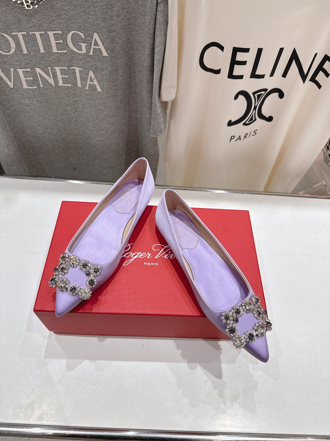 高版本出厂
 Roger vivier RV2025ss新款玛丽珍钻扣尖头平底鞋单鞋
上脚超好看的一款高