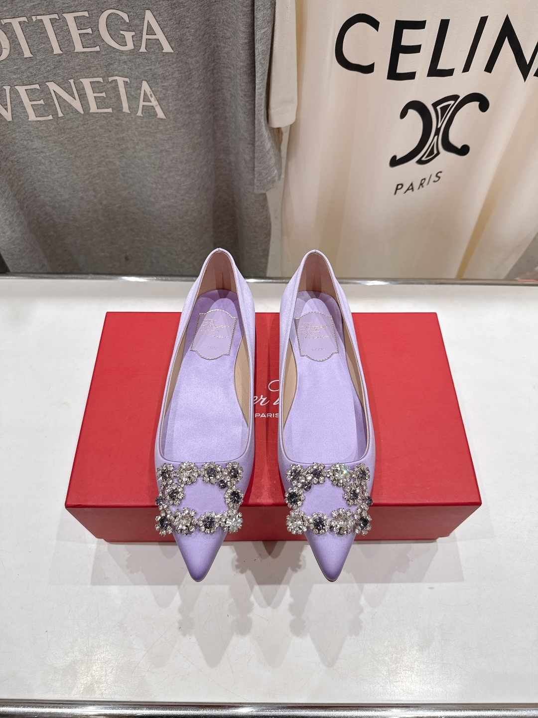 高版本出厂
 Roger vivier RV2025ss新款玛丽珍钻扣尖头平底鞋单鞋
上脚超好看的一款高
