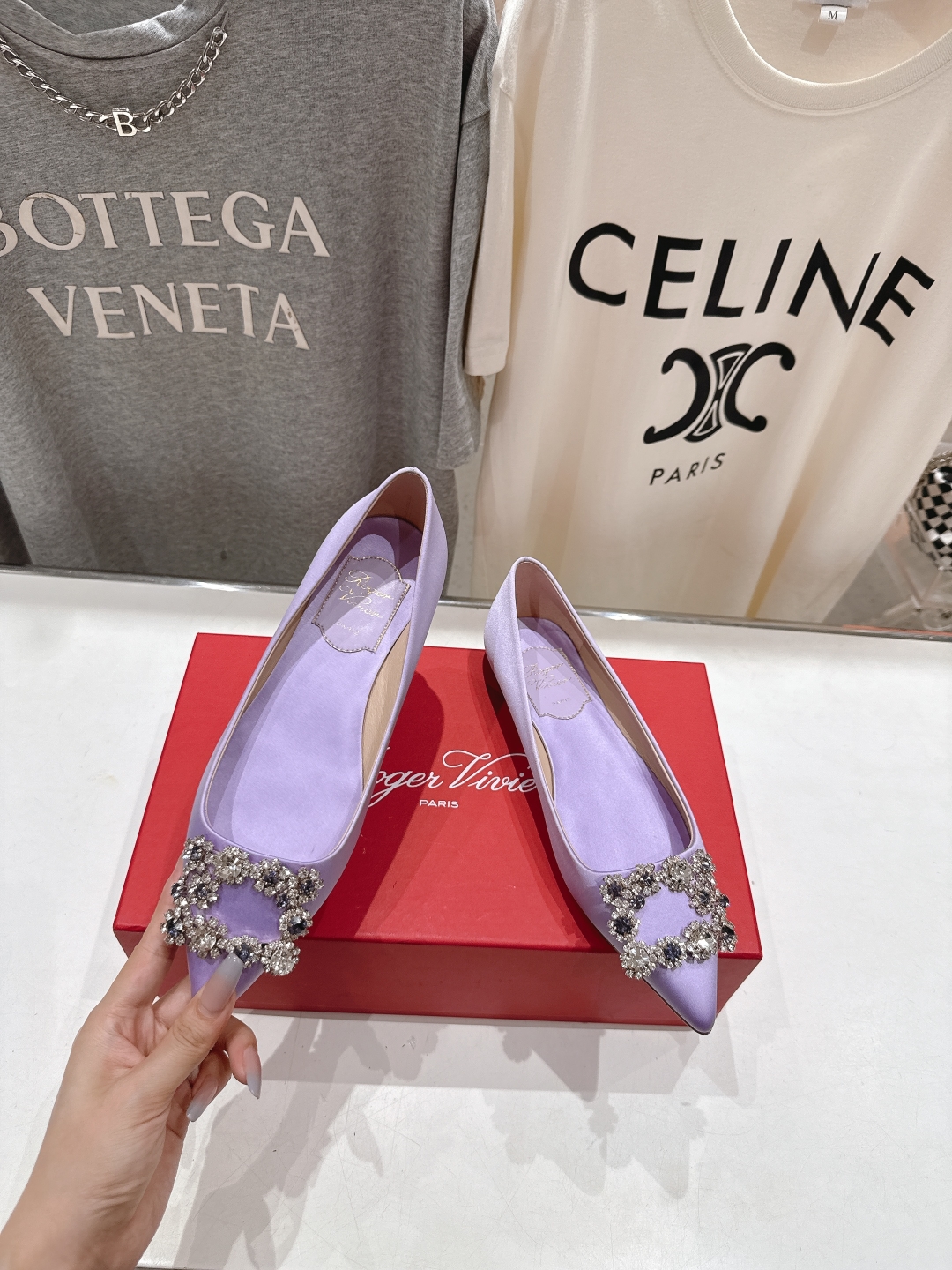 高版本出厂
 Roger vivier RV2025ss新款玛丽珍钻扣尖头平底鞋单鞋
上脚超好看的一款高