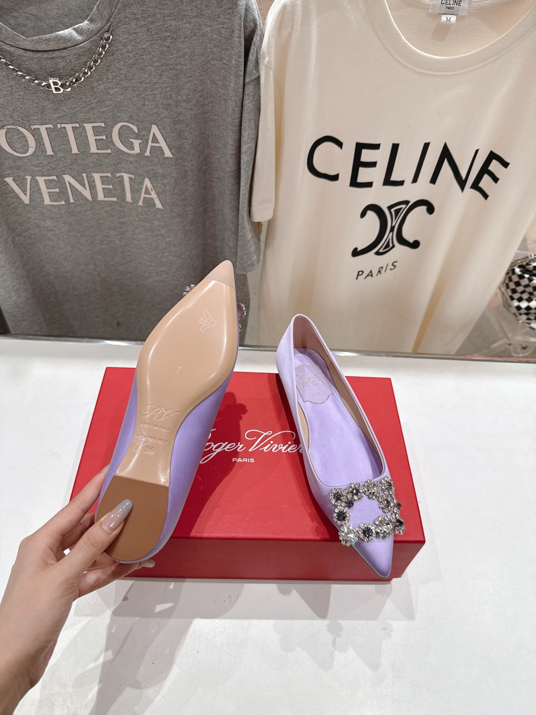 高版本出厂
 Roger vivier RV2025ss新款玛丽珍钻扣尖头平底鞋单鞋
上脚超好看的一款高