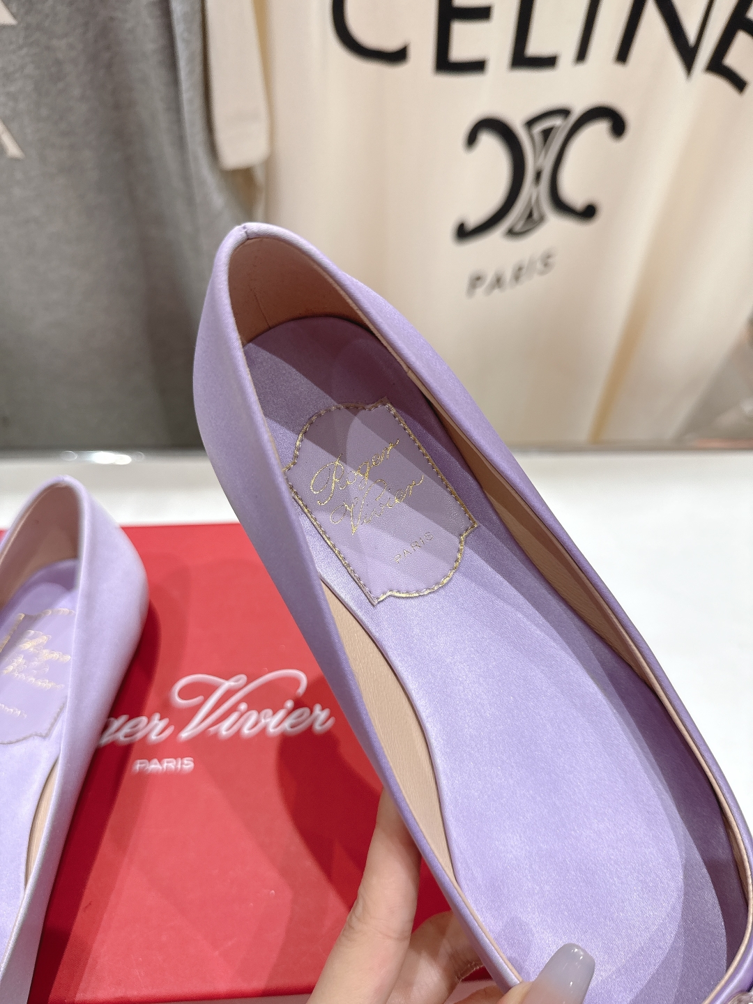 高版本出厂
 Roger vivier RV2025ss新款玛丽珍钻扣尖头平底鞋单鞋
上脚超好看的一款高