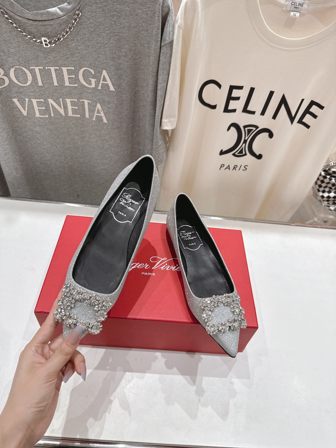 高版本出厂
 Roger vivier RV2025ss新款玛丽珍钻扣尖头平底鞋单鞋
上脚超好看的一款高