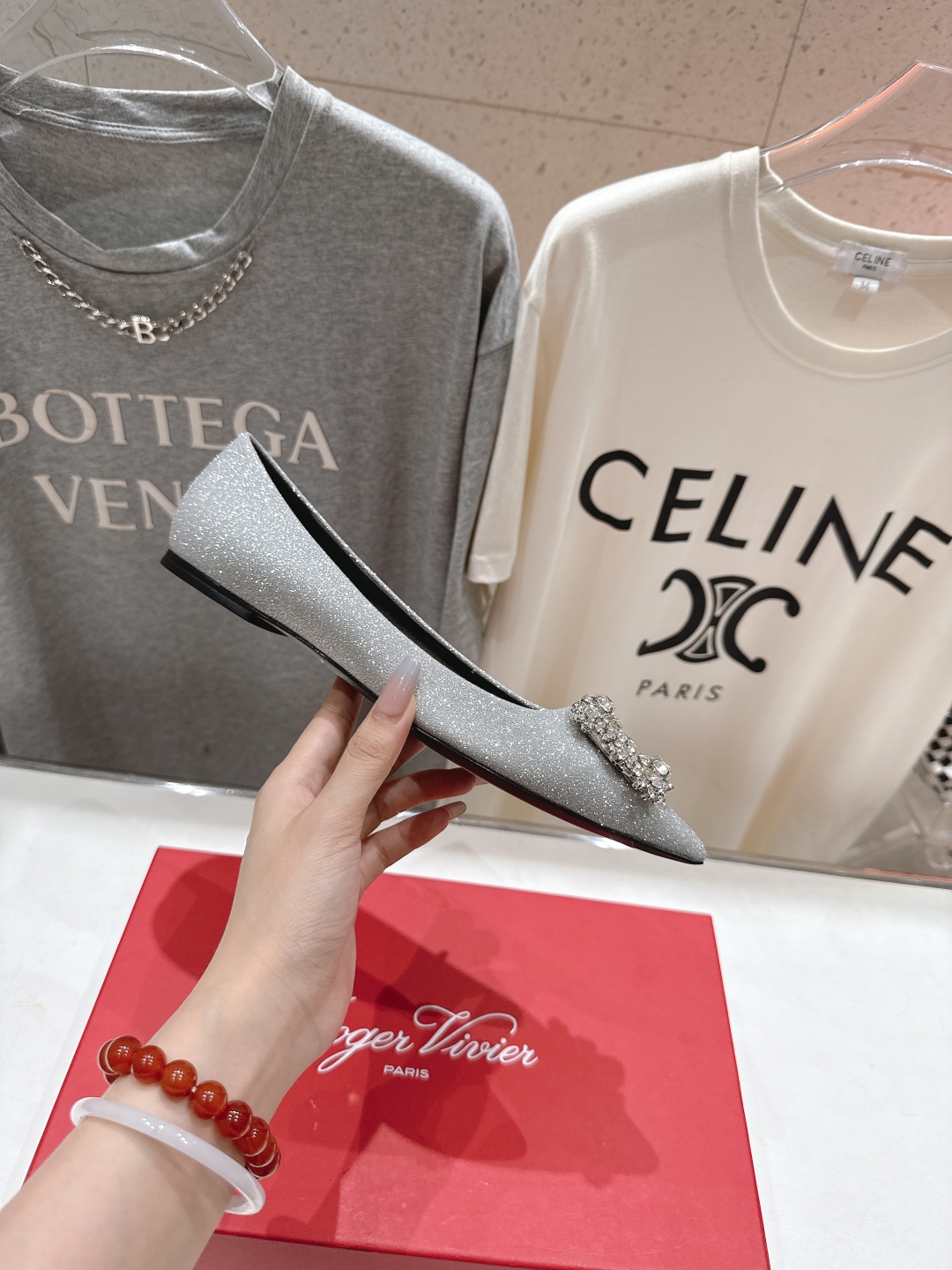 高版本出厂
 Roger vivier RV2025ss新款玛丽珍钻扣尖头平底鞋单鞋
上脚超好看的一款高